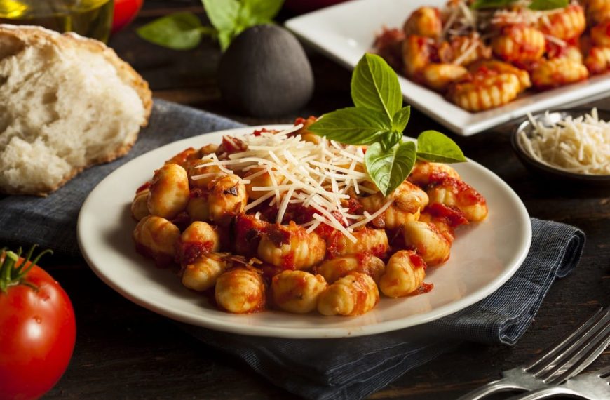 Gnocchi in Tomatensoße mit Knoblauch, Oregano und Parmesan