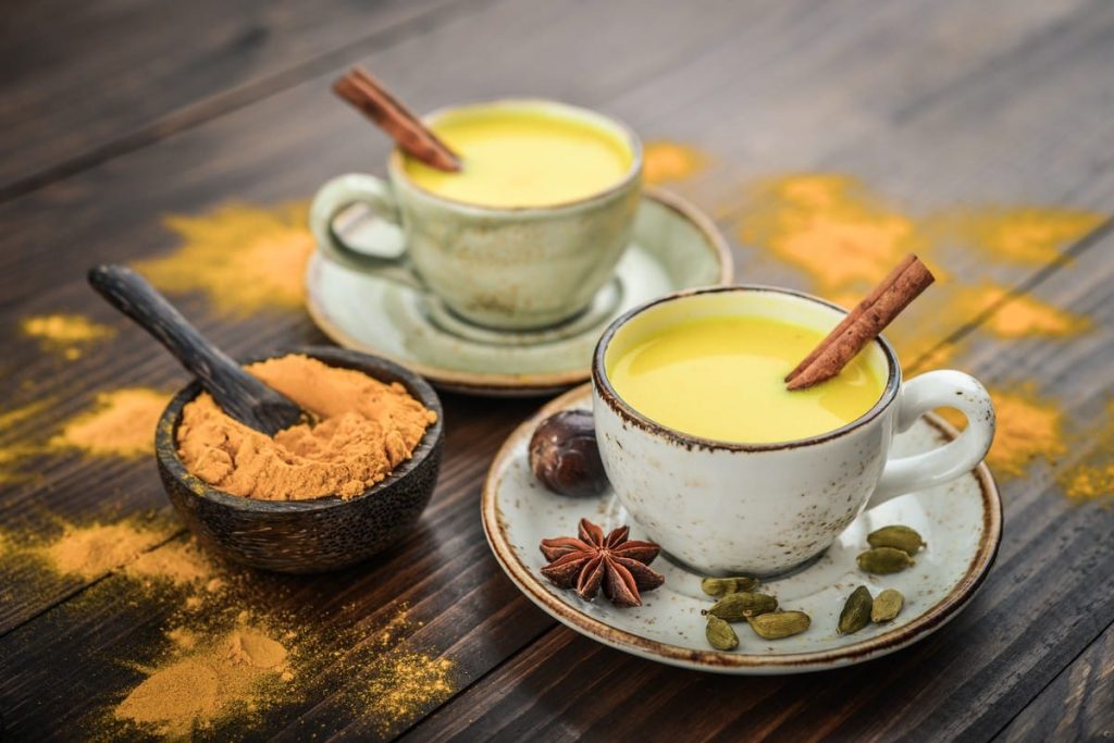 Goldene Milch mit wertvollen Inhaltsstoffen|Vorteilhafte-Eigenschaften-der-goldenen-Milch|Goldene-Milch-verbessert-die-Atmung