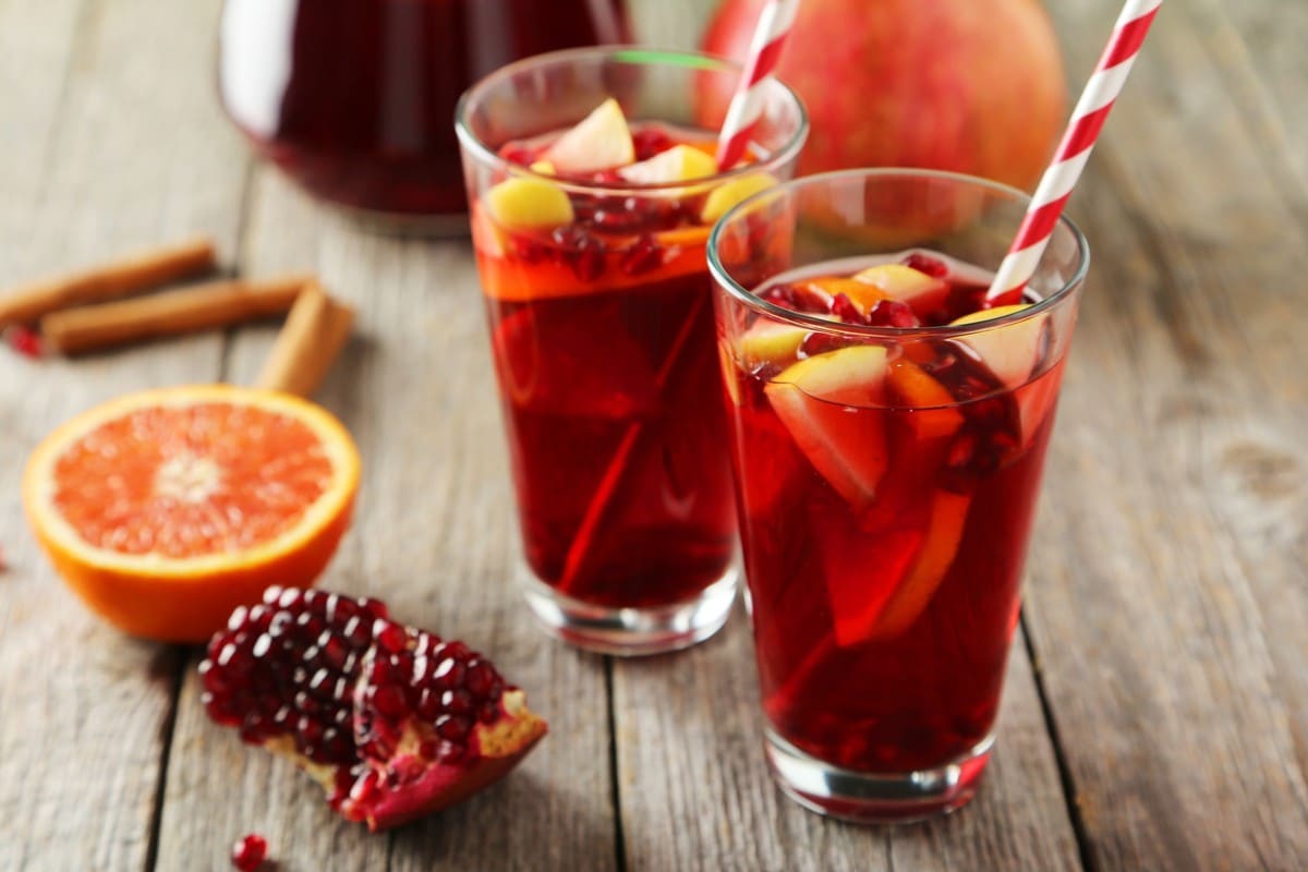 Granatapfel Sangria mit Pfirsichsaft für Sommer