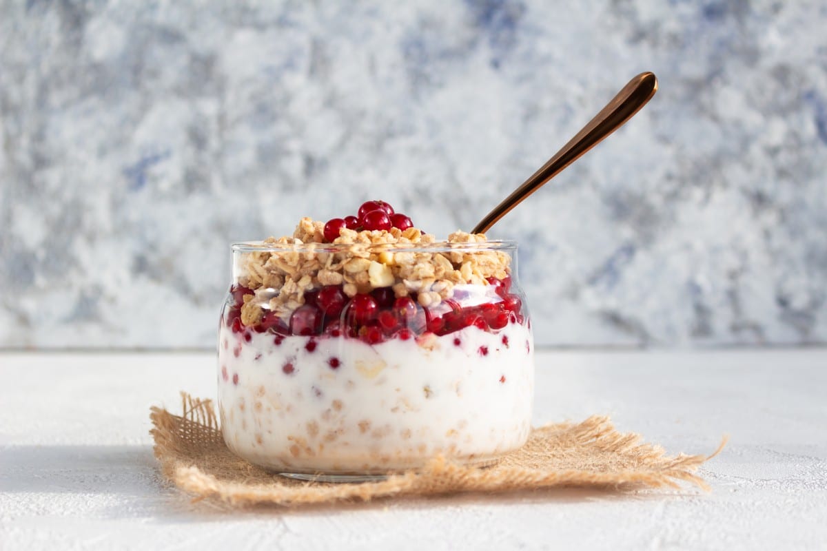 Granola mit Joghurt und roten Johannisbeeren