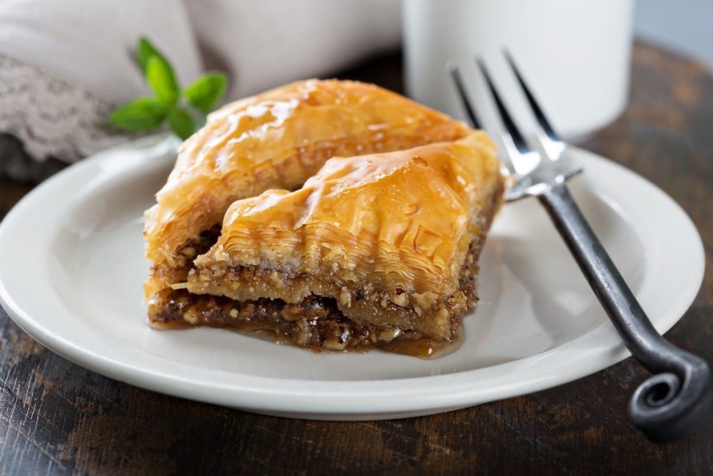 Griechische Baklava aus Filoteig mit Nüssen und Honig