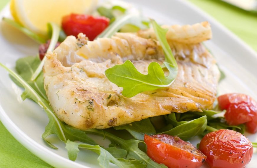 Griechische Fischpfanne mit Tomaten und Knoblauch