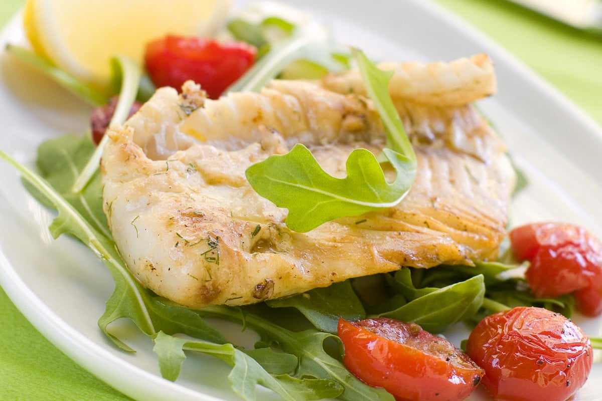 Griechische Fischpfanne mit Tomaten und Knoblauch