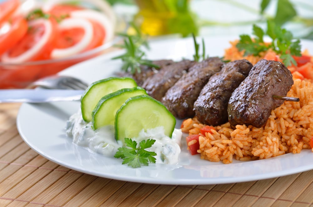 Griechische Frikadellen auf Spießen mit Tomatenreis