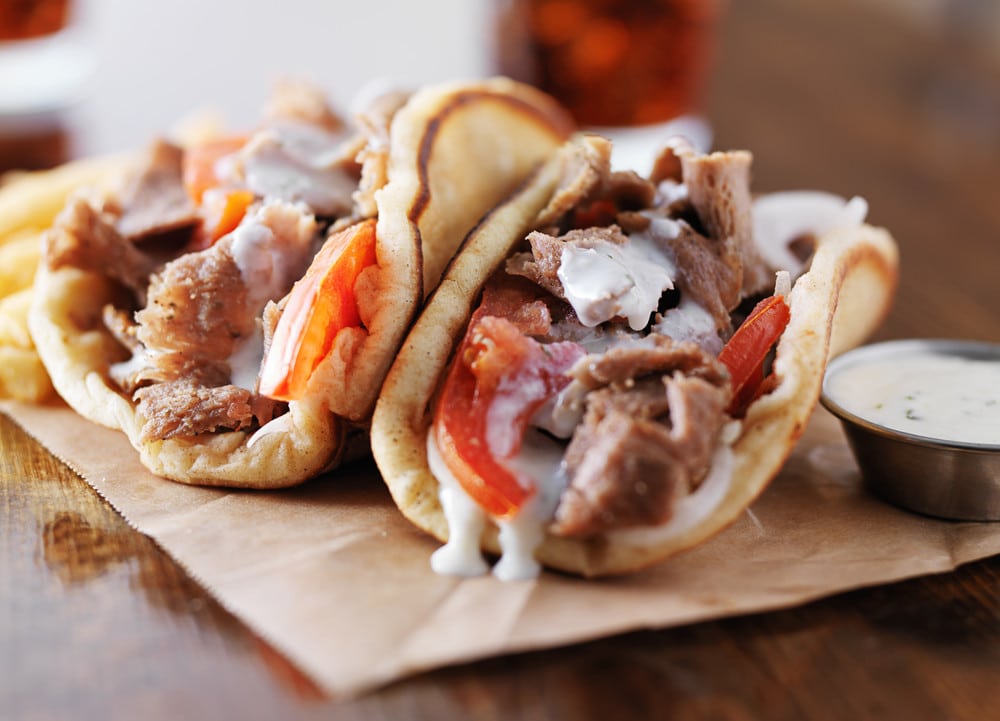 Griechische Gyros Pita mit Hähnchen, Tomaten und Tzatziki