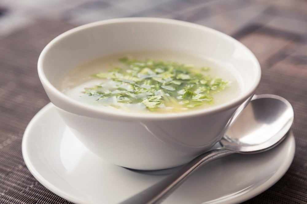 Griechische Reissuppe mit Kräutern
