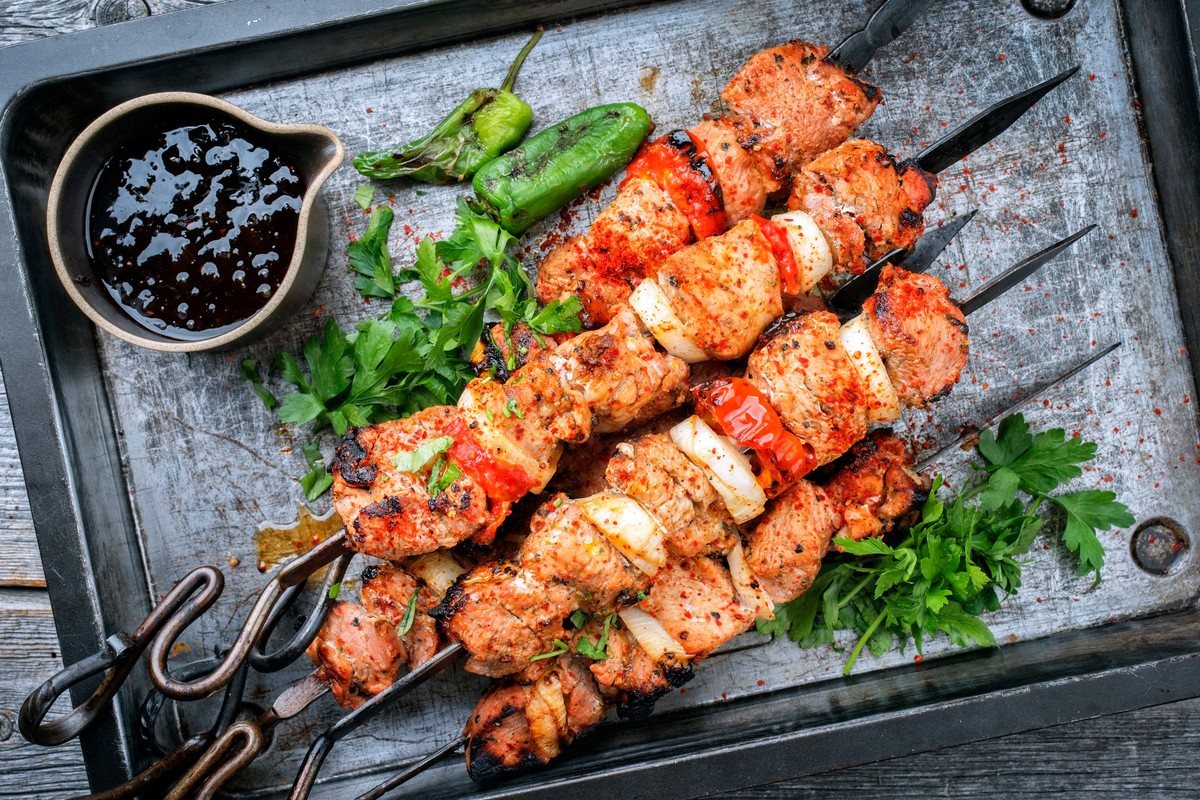 Griechische Souvlaki mit Paprika und Zwiebeln vom Grill