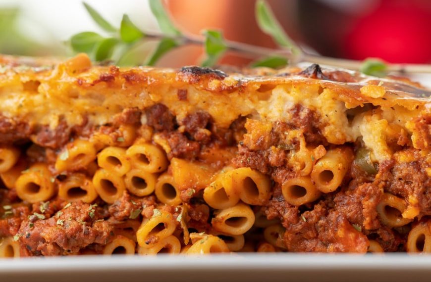 Griechischer Nudelauflauf mit Hackfleisch und Käse