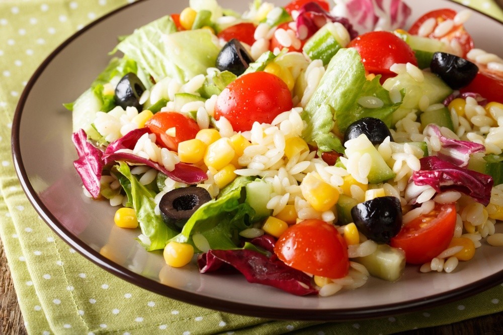 Griechischer Nudelsalat Orzo mit Gemüse und Vinaigrette