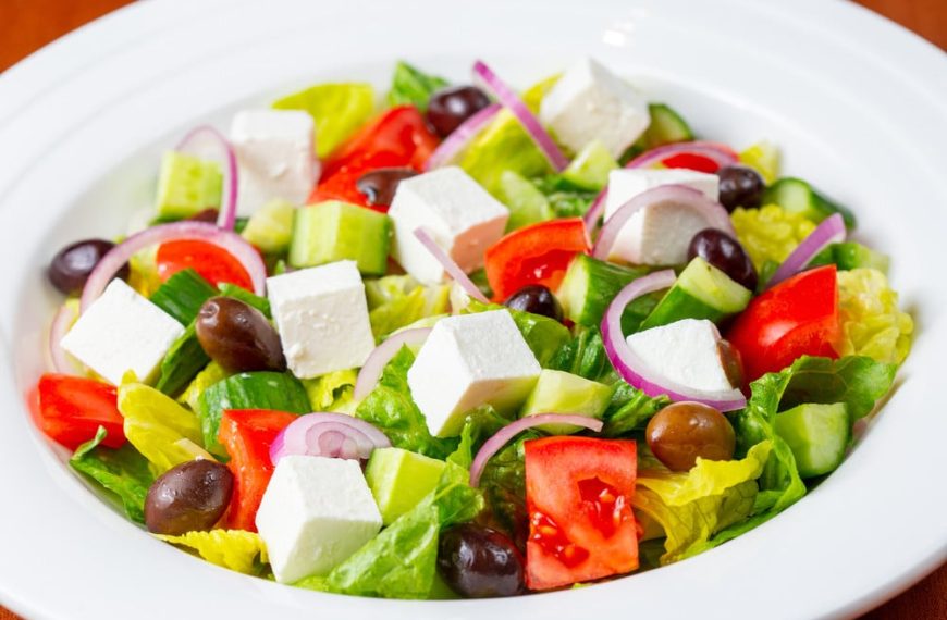 Griechischer Salat aus Tomaten und Gurken