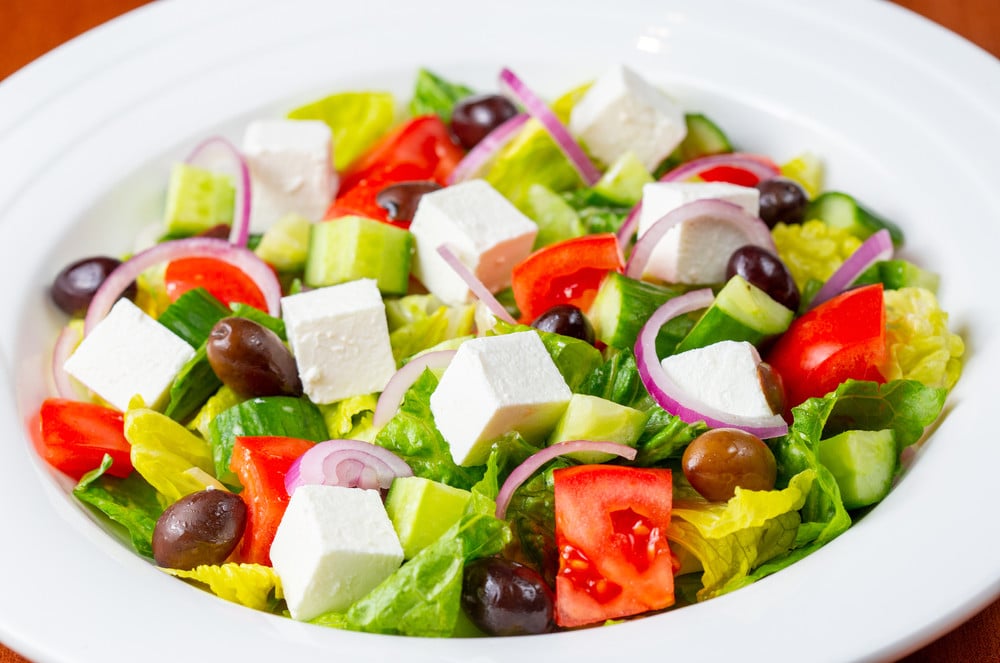 Griechischer Salat aus Tomaten und Gurken