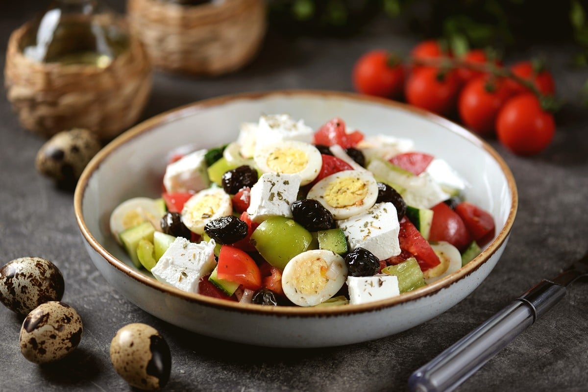 Griechischer Salat mit Feta und Wachteleiern