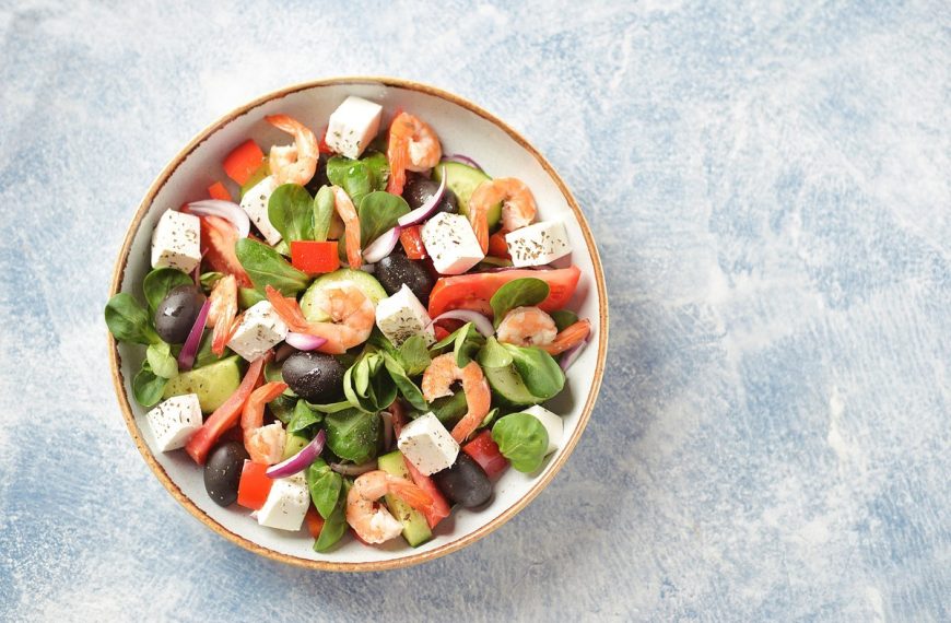 Griechischer Salat mit Garnelen, Oliven und Senfdressing