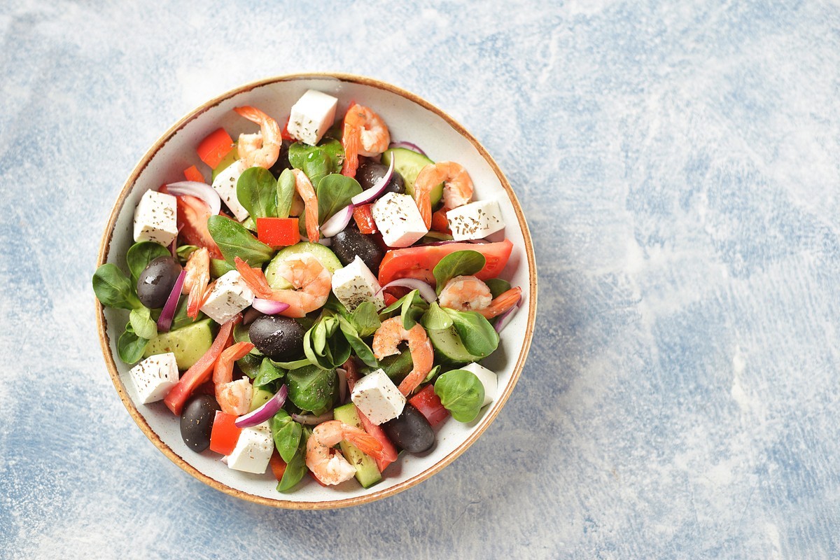 Griechischer Salat mit Garnelen