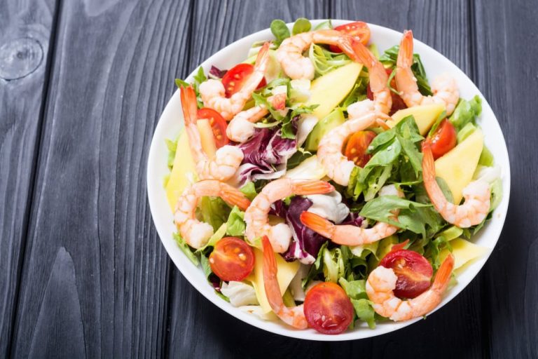 Griechischer Salat mit Garnelen und Senf Dressing