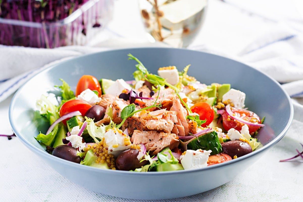 Griechischer Salat mit Lachs