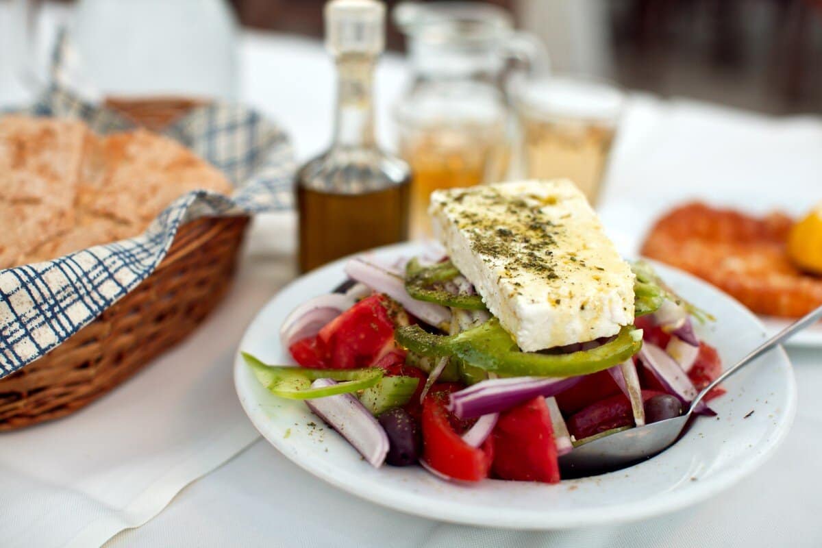 Griechischer Salat mit Oliven, frischem Gemüse und Fetakäse