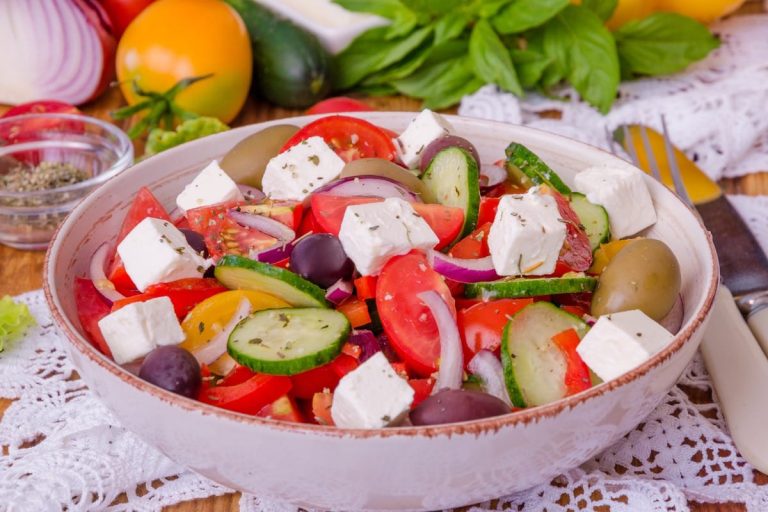 Griechischer Salat mit Paprika, Gurken, Tomaten und Feta