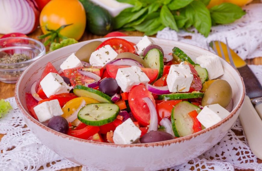 Griechischer Salat mit Paprika, Gurken, Tomaten und Feta