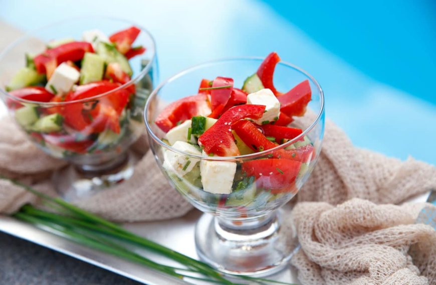 Griechischer Salat mit Paprika, Gurken und Feta