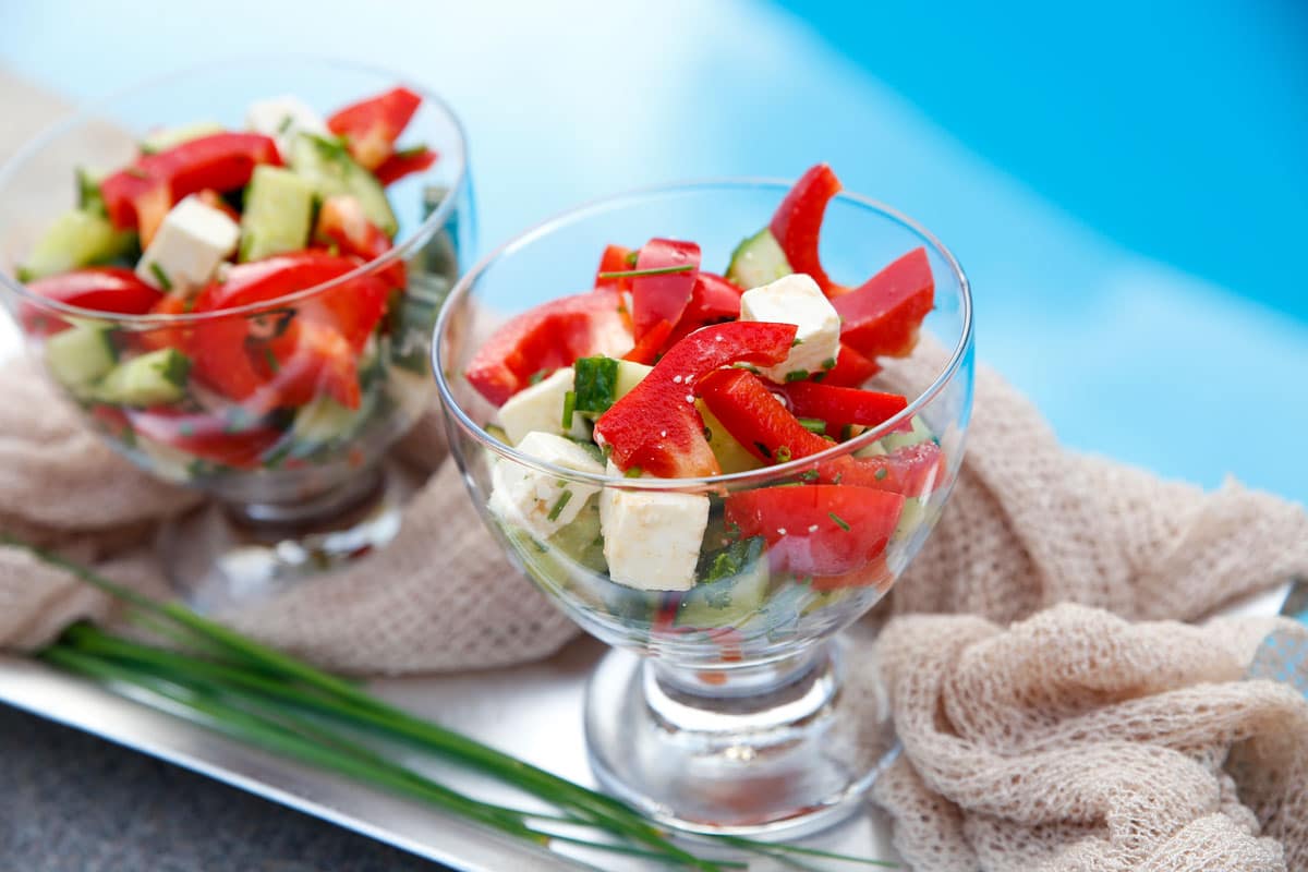 Griechischer Salat mit Paprika, Gurken und Feta