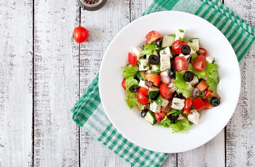 Griechischer Salat mit Schafskäse und Gemüse