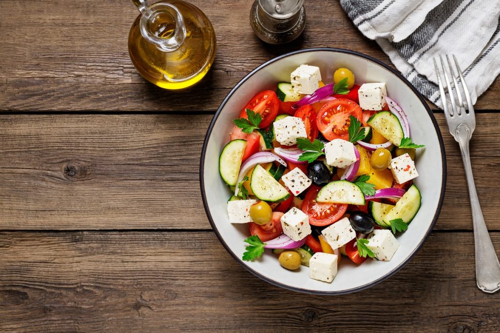 Griechischer Salat mit Oliven, frischem Gemüse und Fetakäse