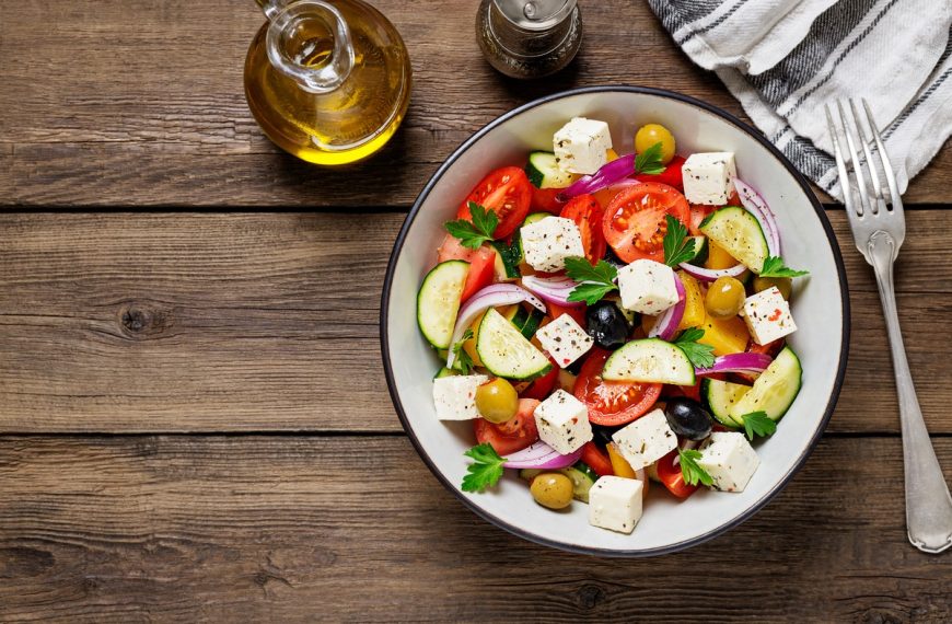 Griechischer Salat mit Tofu und Oliven