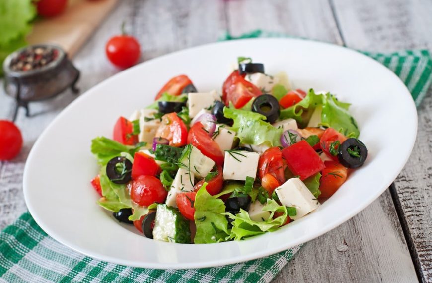 Griechischer Salat mit Tomaten, Paprika und Feta Käse