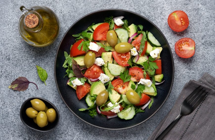 Griechischer Salat mit frischem Gemüse, Avocado und Feta