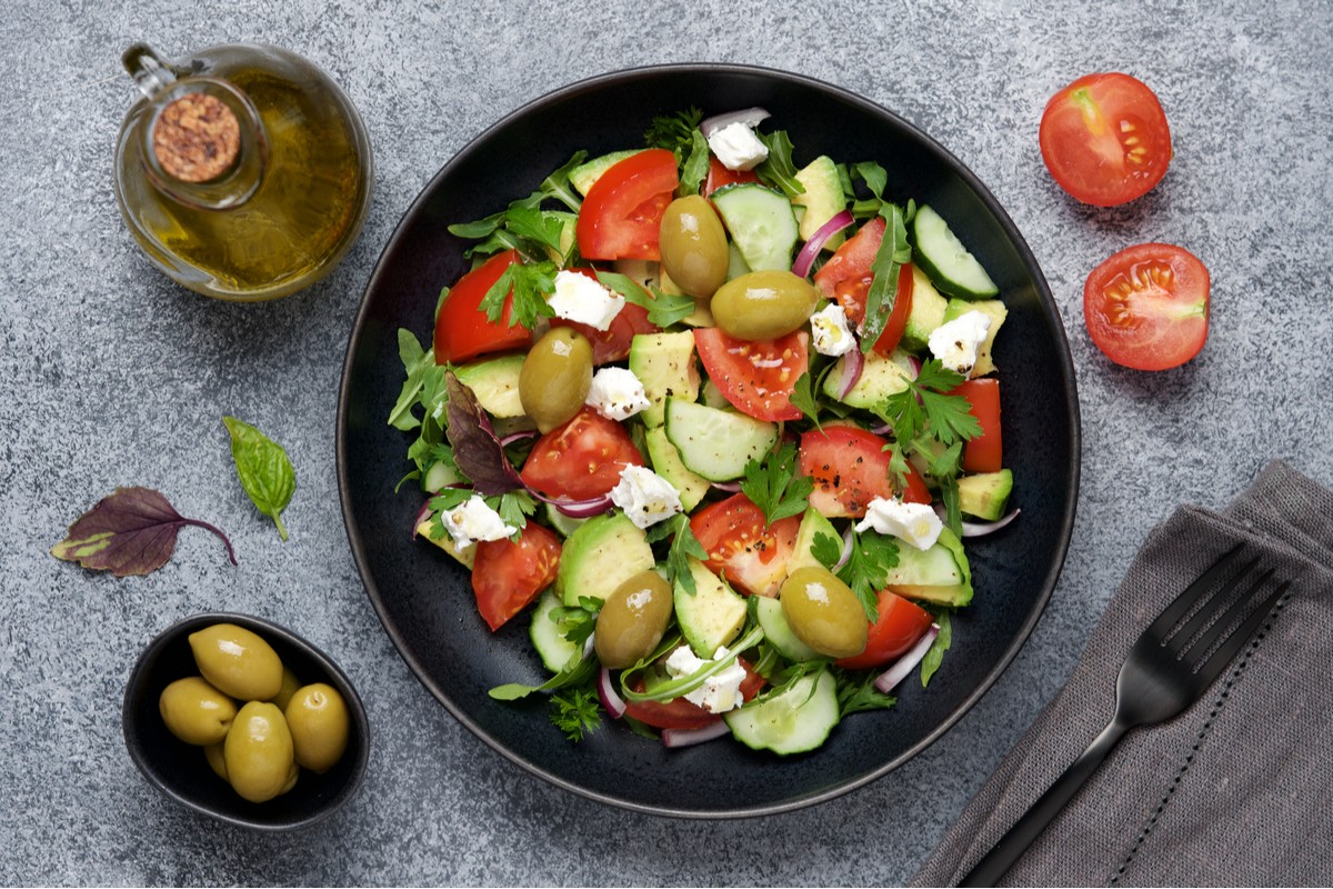 Griechischer Salat mit frischem Gemüse