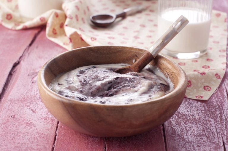 Gesunder Frühstücks Smoothie mit Haferflocken, Früchten und Beeren