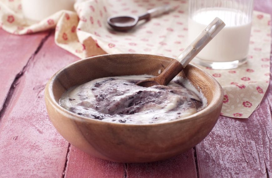 Grießbrei aus Milch mit Beeren und Früchten