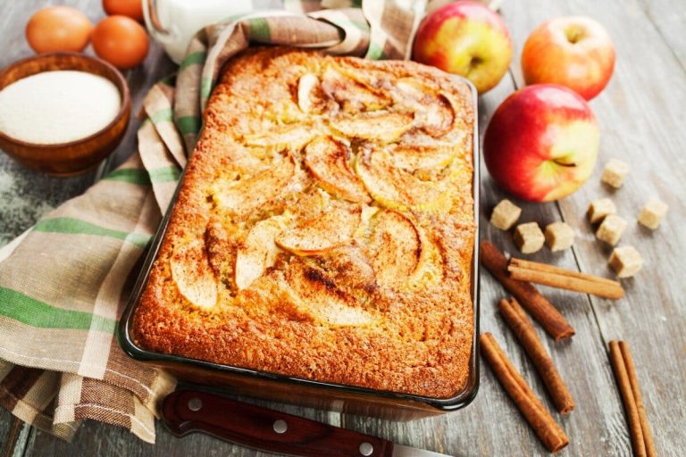 Grießkuchen mit Quark, saurer Sahne und Kokosraspeln