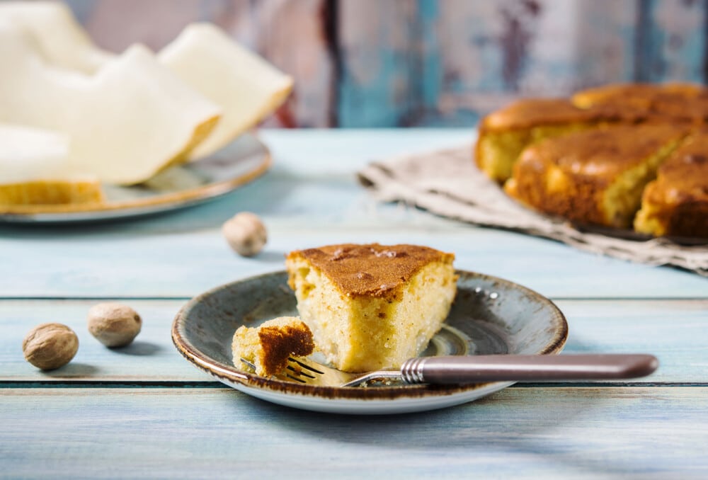 Grießkuchen mit Melone und Saurer Sahne