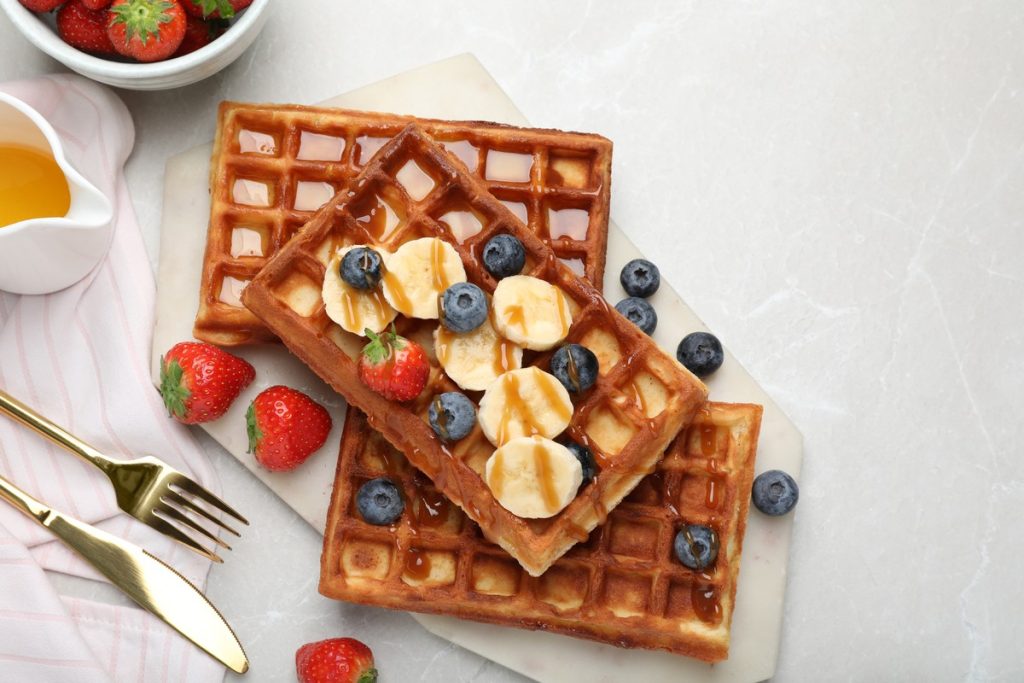 Große Waffeln mit Beeren