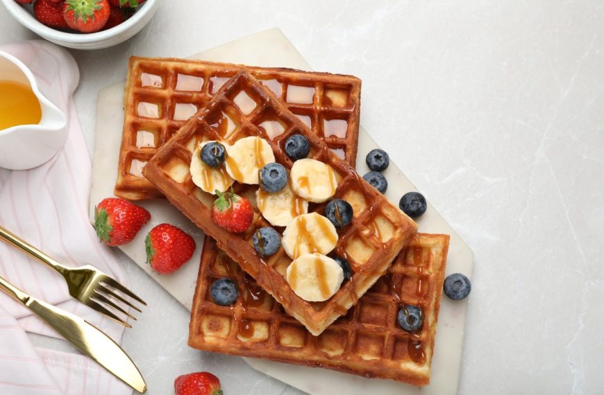 Große Waffeln mit Beeren, Bananen und Honig