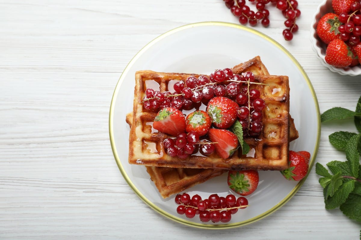 Große fluffige Waffeln mit Beeren für Kinder