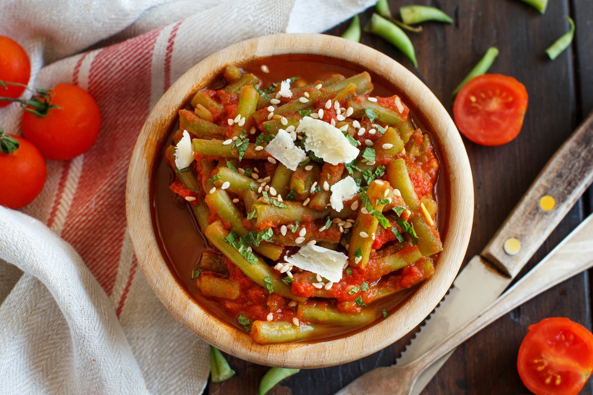 Grüne Bohnen mit Knoblauch in Tomatensoße