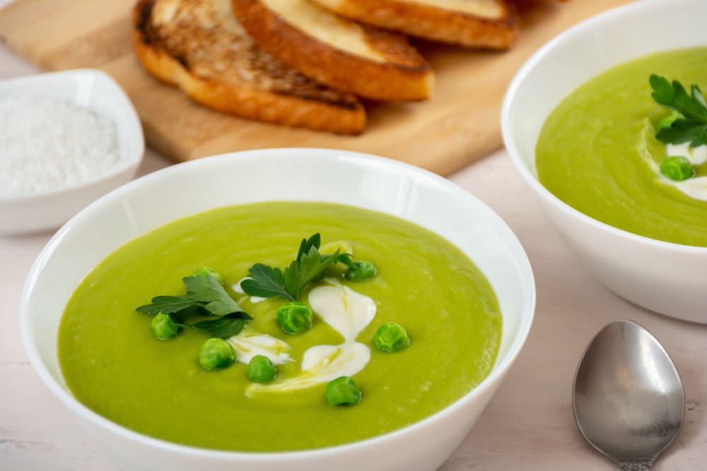 Grüne Erbsensuppe mit Avocado und Sahne