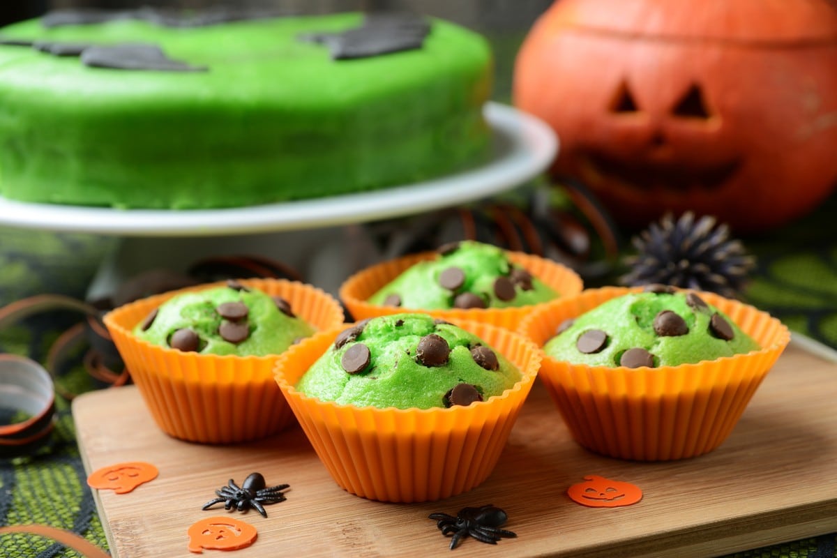 Grüne Halloween Muffins mit Schokotropfen und Mandeln
