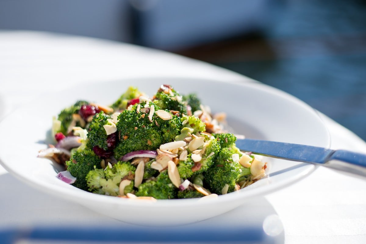 Grüner Brokkolisalat mit Paprika