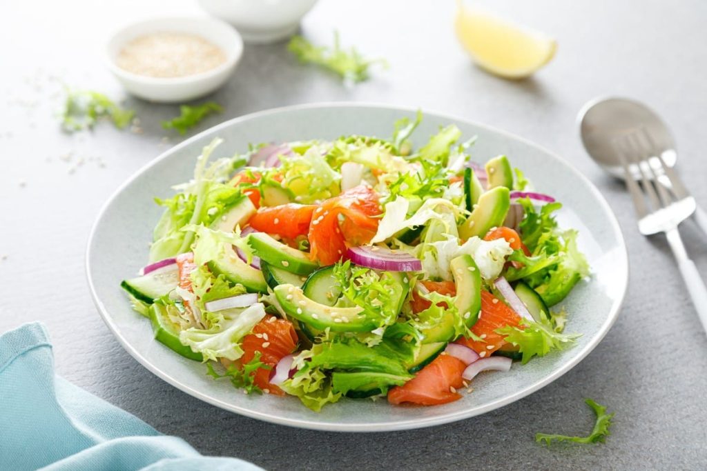 Grüner Gemüsesalat mit Räucherlachs