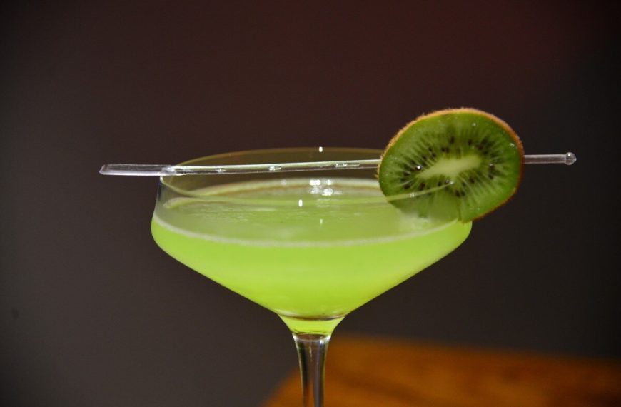 Grüner Martini Cocktail mit Kiwi und Wodka