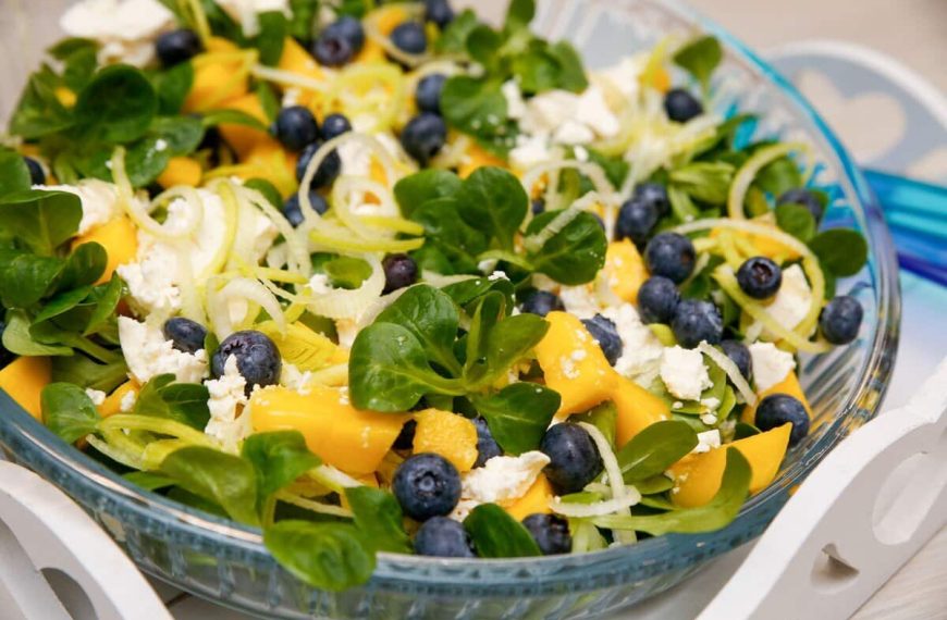 Grüner Salat aus Feldsalat mit Mango und Heidelbeeren