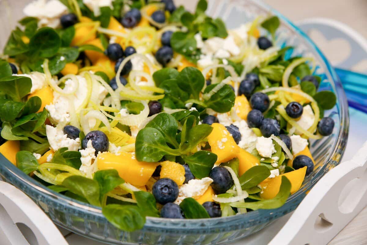 Grüner Salat aus Feldsalat mit Mango und Heidelbeeren