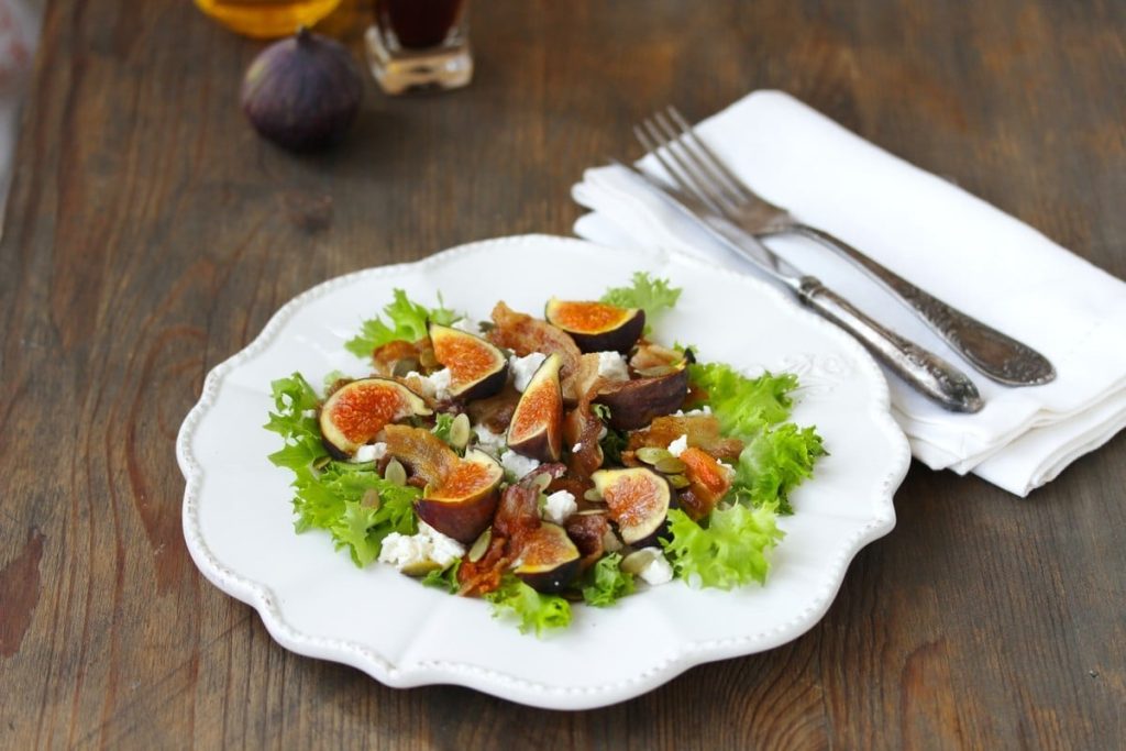Grüner Salat mit Feigen