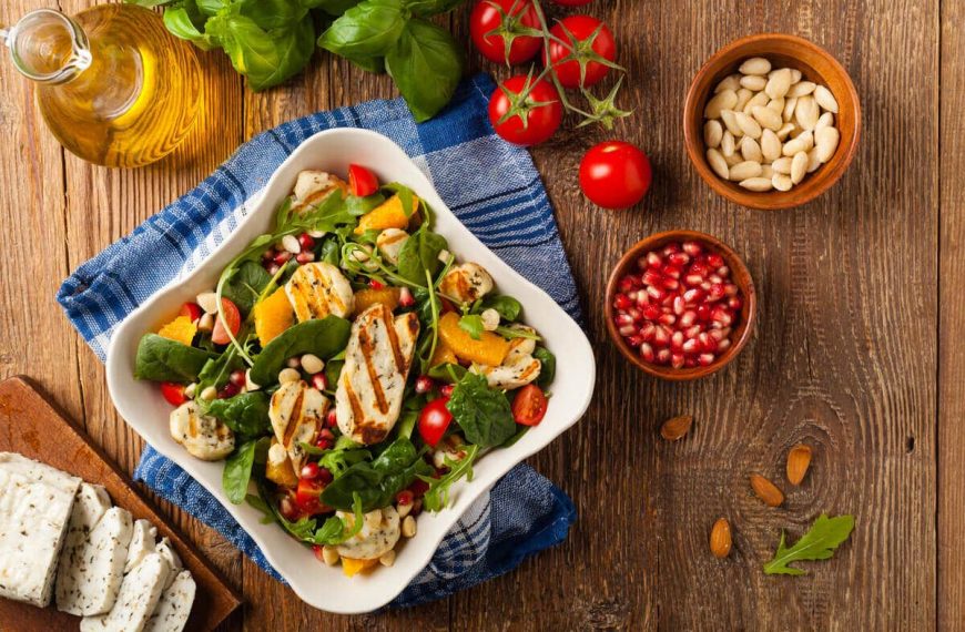 Grüner Salat mit Orangen, Granatapfelkernen, Halloumi und Zitrusdressing