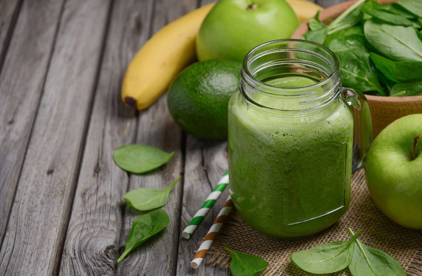 Grüner Smoothie mit Avocado und Spinat
