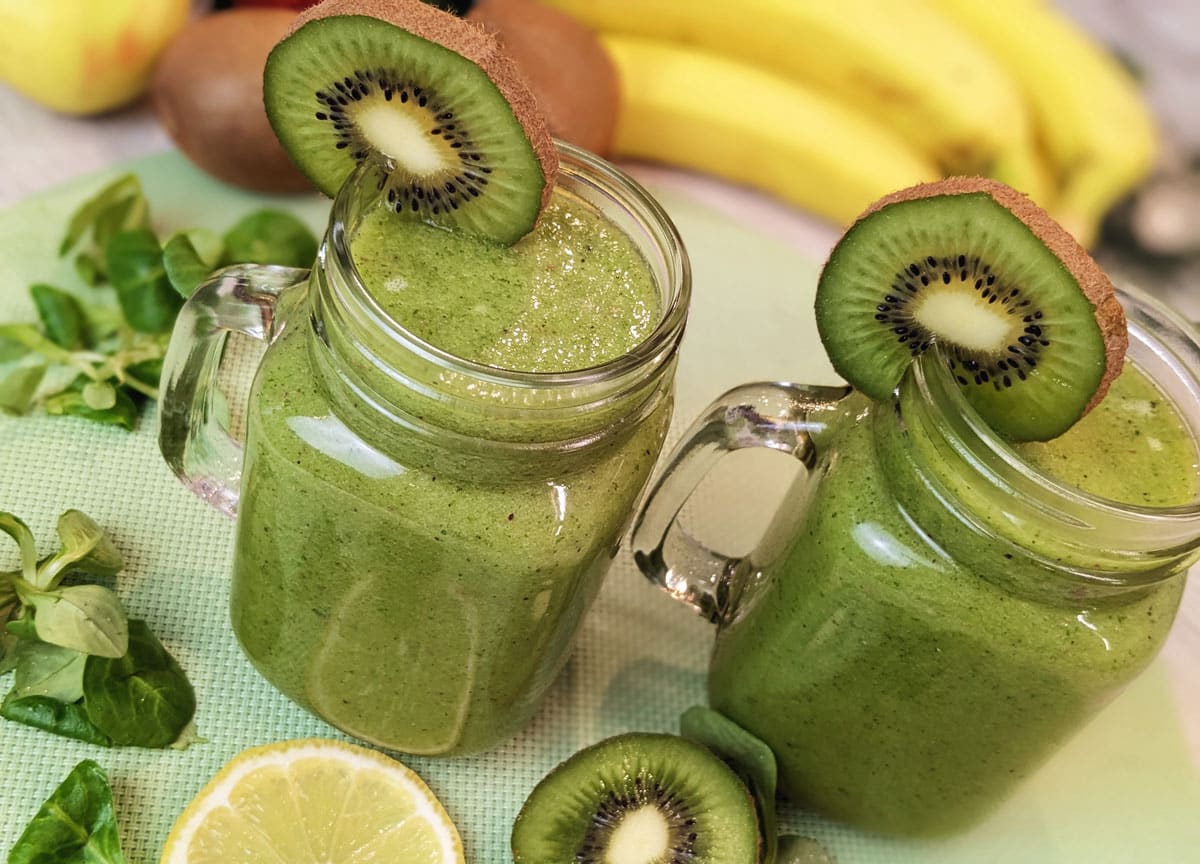 Grüner Smoothie mit Feldsalat und Obst